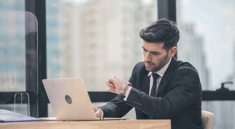 Cómo Combinar tu Look de Oficina con Accesorios Elegantes